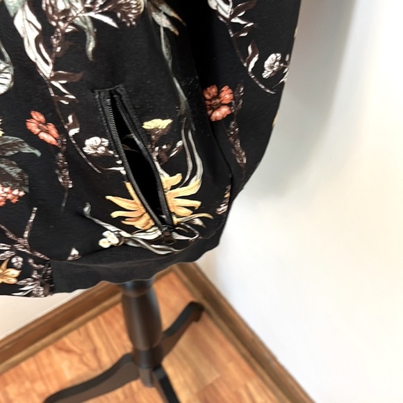 BAR lll WOMAN’S RUFFLED FLORAL ZIPPERED JACKET SIZE MEDIUM - Picture 10 of 13